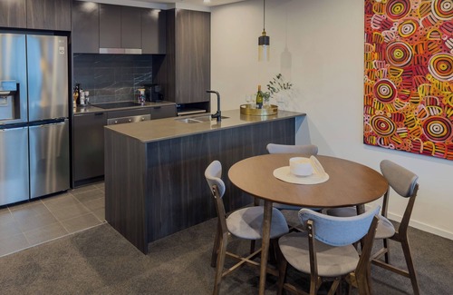 Phillip Appartement | Central 2BR 2BA Apartment | Gym, Pool + Parking