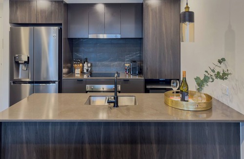 Phillip Appartement | Central 2BR 2BA Apartment | Gym, Pool + Parking