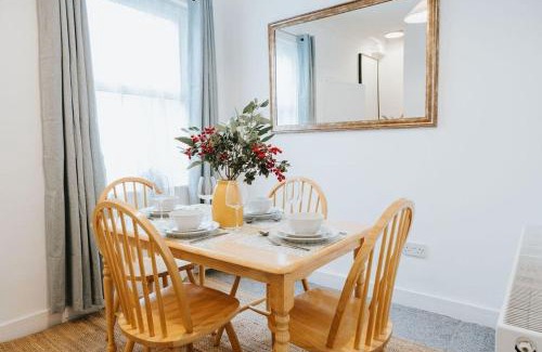 St Helens Maison | Central 3 Bed Home, Contractors, Garden, Fast WiFi, Smart TV