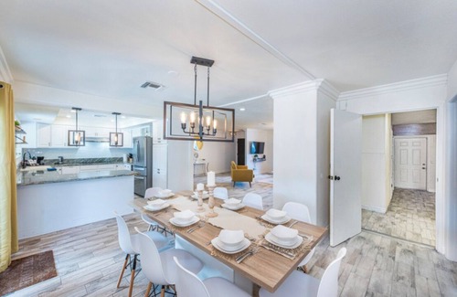 Paradise Villa | Central 5-bedroom 3-bathroom 2-maters BIG POOL & HUGE YARD!!