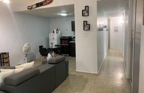 Levittown Appartement | Central and spacious, safe area