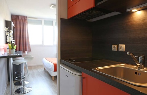 Chevilly-Larue Hôtel | Central Apartment w/ Kitchenette: Near Tramway for Easy Commute