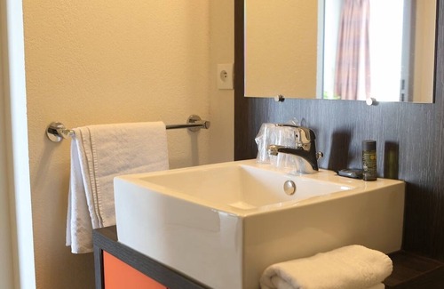 Chevilly-Larue Hôtel | Central Apartment w/ Kitchenette: Near Tramway for Easy Commute