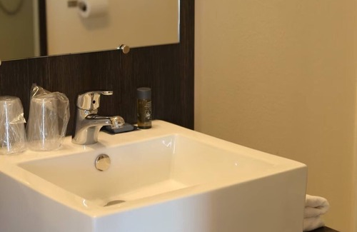 Chevilly-Larue Hôtel | Central Apartment w/ Kitchenette: Near Tramway for Easy Commute