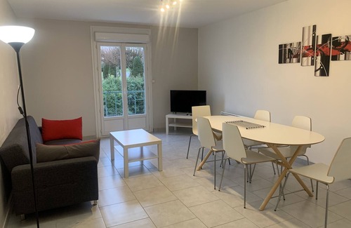 La Roche-Posay Appartement | Appartement T3 en Centre-Ville de La Roche-Posay avec Terrasse, Piscine et Parking