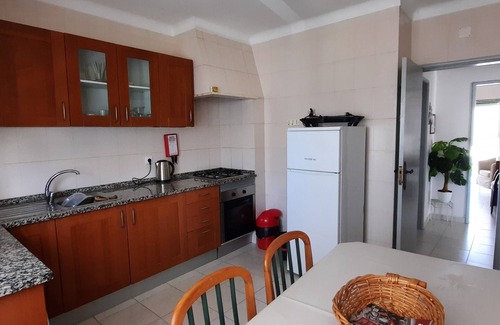 Areias de Sao Joao Appartement | Appartement central en bord de mer avec piscine et jardin pour 4 personnes.