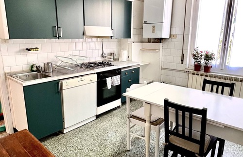 Moneglia Appartement | Central apartment within walking distance of the sea restaurants and supermarkets.