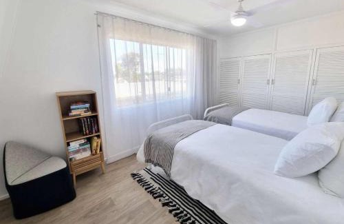Bargara Appartement | Central Bargara Beach Bungalow by UG