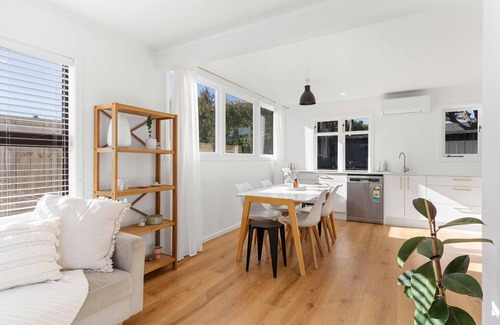 Whangamata Maison | Central Beach Bach in Whangamata – Close to Beach & Town!