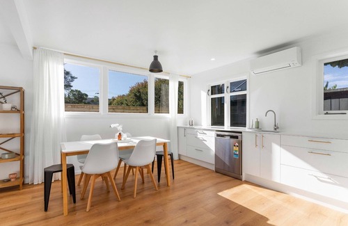 Whangamata Maison | Central Beach Bach in Whangamata – Close to Beach & Town!