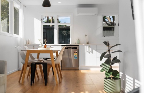 Whangamata Maison | Central Beach Bach in Whangamata – Close to Beach & Town!