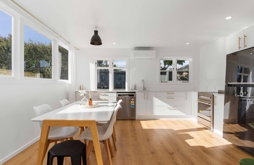 Whangamata Maison | Central Beach Bach in Whangamata – Close to Beach & Town!