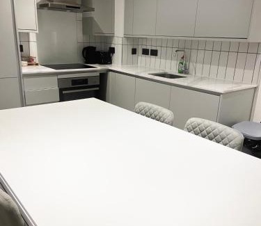 Bordesley Appartement | Central Birmingham Luxury 2 Bedroom Apartment with Fast WiFi and Games Table
