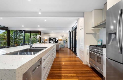 Seven Hills Maison | Central Brisbane Family Home|Calm Springs|Pool