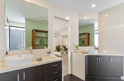Seven Hills Maison | Central Brisbane Family Home|Calm Springs|Pool