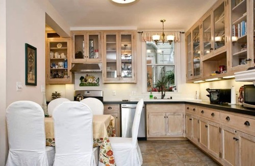 Castro District Appartement | Central Castro 2BR w/ Private Deck, Garden and Laundry- NO STAIRS!