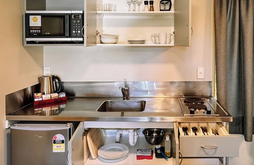 Edgeware Cabine | Central Christchurch Twin Studio with Full Kitchen