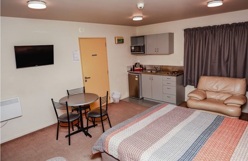 Edgeware Cabine | Central Christchurch Twin Studio with Full Kitchen