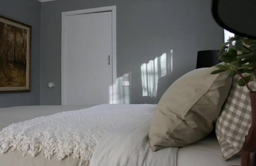 Hamilton Maison | Central Comfort for Work or Family two Living Spaces and Room to Run!