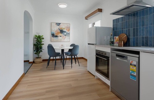 Launceston CBD Maison | Central Cosy Townhouse + Parking