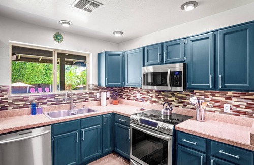 Paradise Valley Village Maison | Resort Style Heated Pool Hot Tub, Fire Pit, Gourmet Kitchen, Close to Everything