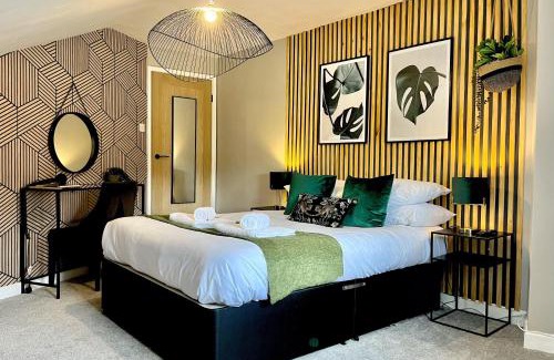 Ellesmere Maison | Central Ellesmere -Sleeps2 - Parking - PetFriendly