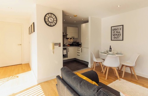 Castlefield Appartement | Central Gem: Cosy 2BR with Private Balcony
