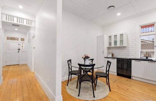 Northcote Maison | Central Home 10 minutes from Beaches and CBD! Pets Welcome