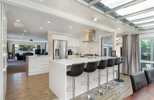 Mount Maunganui Maison | Central home with pool and spa!
