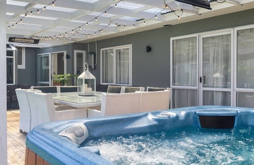 Mount Maunganui Maison | Central home with pool and spa!
