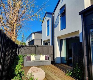 Spreydon Appartement | Central Home with Internal Garage - Close to CBD!