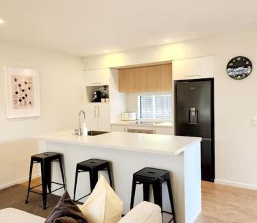 Spreydon Appartement | Central Home with Internal Garage - Close to CBD!