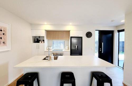 Spreydon Appartement | Central Home with Internal Garage - Close to CBD!
