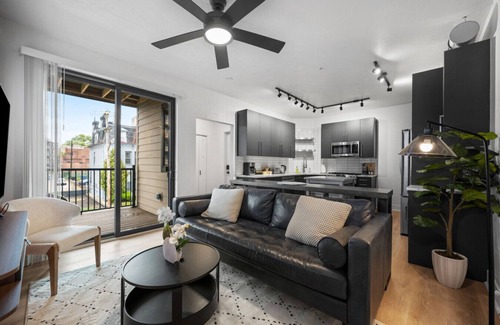 Shadyside Appartement | Central & Immaculate| 3BRs w/2 Decks + Workspace