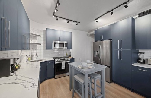 Shadyside Appartement | Central & Immaculate| 3BRs w/2 Decks + Workspace