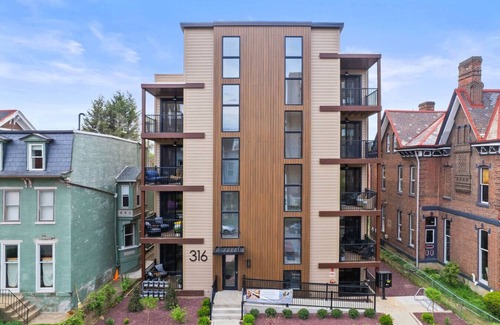 Shadyside Appartement | Central & Immaculate| 3BRs w/2 Decks + Workspace