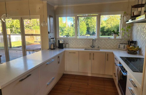 Kerikeri Maison | Central Kerikeri home. Gym, sauna, firepit,1 Acre.