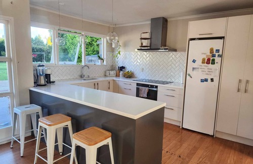 Kerikeri Maison | Central Kerikeri home. Gym, sauna, firepit,1 Acre.