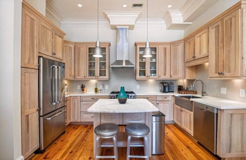 Charleston Historic District Appartement | Central King St Condo: Private Balcony, Full Kitchen & Comfort for 6 Guests