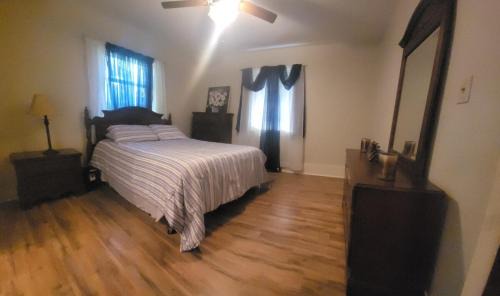 Lumberton Appartement | Central located large home on quiet wooded street