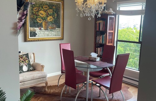 Richmond Maison | Central location in the city. Close to transportation, mall, pool and more.