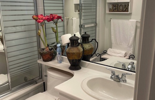 Richmond Maison | Central location in the city. Close to transportation, mall, pool and more.