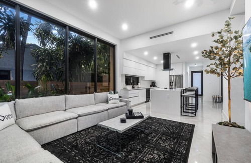 West Little Havana Maison | Central Miami Luxury Home, Heated Pool, Jacuzzi, Billiards, Grill