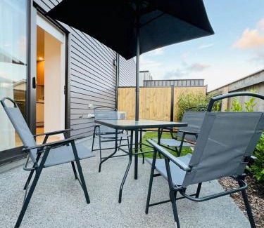 Lower Hutt Maison | Central Modern 3-Bedroom,3- Bathroom House with Patio and Carpark- Lower Hutt City Centre