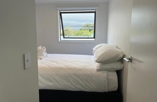 Lower Hutt Maison | Central Modern 3-Bedroom,3- Bathroom House with Patio and Carpark- Lower Hutt City Centre