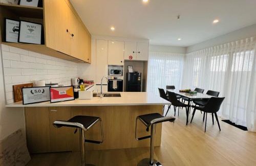 Lower Hutt Maison | Central Modern 3-Bedroom,3- Bathroom House with Patio and Carpark- Lower Hutt City Centre