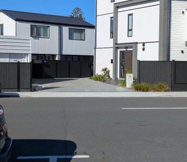 Lower Hutt Maison | Central Modern 3-Bedroom,3- Bathroom House with Patio and Carpark- Lower Hutt City Centre