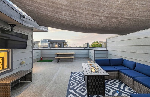 University Hills Maison | Central Modern Denver Townhome w Private Rooftop Near DU