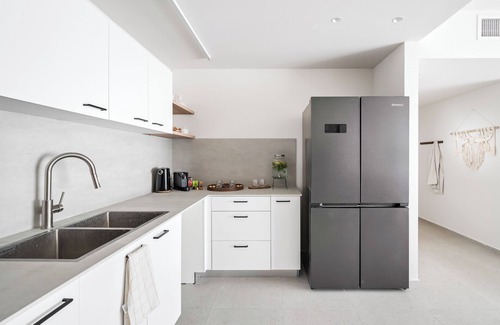 Kiryat HaLeom Appartement | Central modern JLM 3BR suite with a private Parking and a Balcony