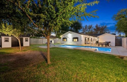 Camelback East Maison | Central Phx Cottage With Free Private Heated Pool!